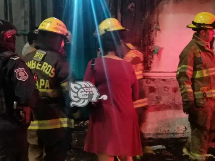 Se incendia local de venta de comida cerca de la clínica 66 del IMSS, en Xalapa