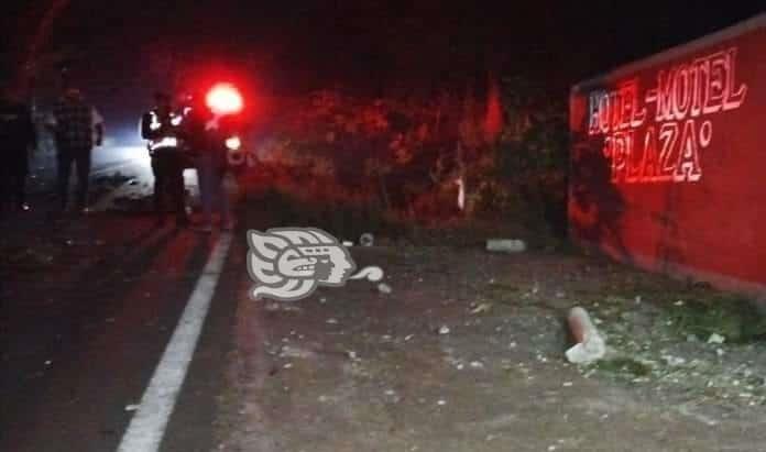 Vuelca vehículo en Chocamán; hay 2 personas lesionadas