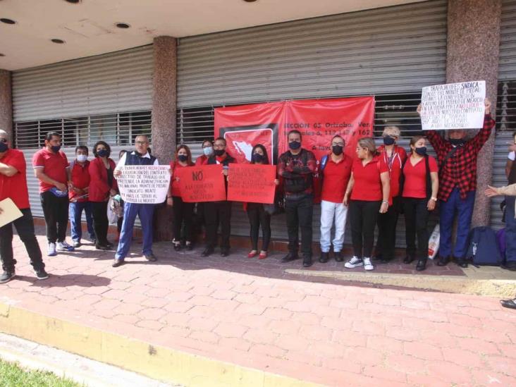 Se manifiestan trabajadores del Monte de Piedad en Orizaba