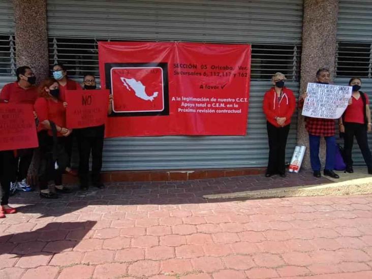 Se manifiestan trabajadores del Monte de Piedad en Orizaba