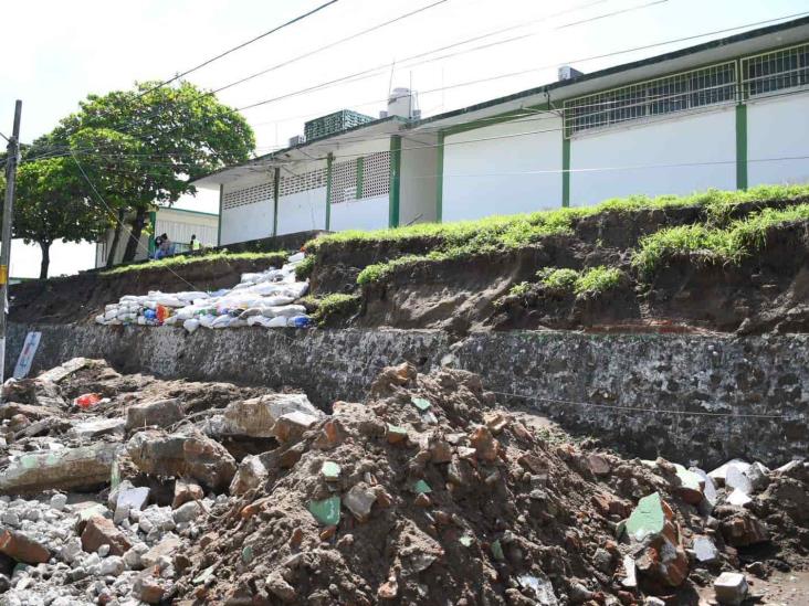 Colocarán malla provisional en primaria de Alvarado tras caer barda por lluvias