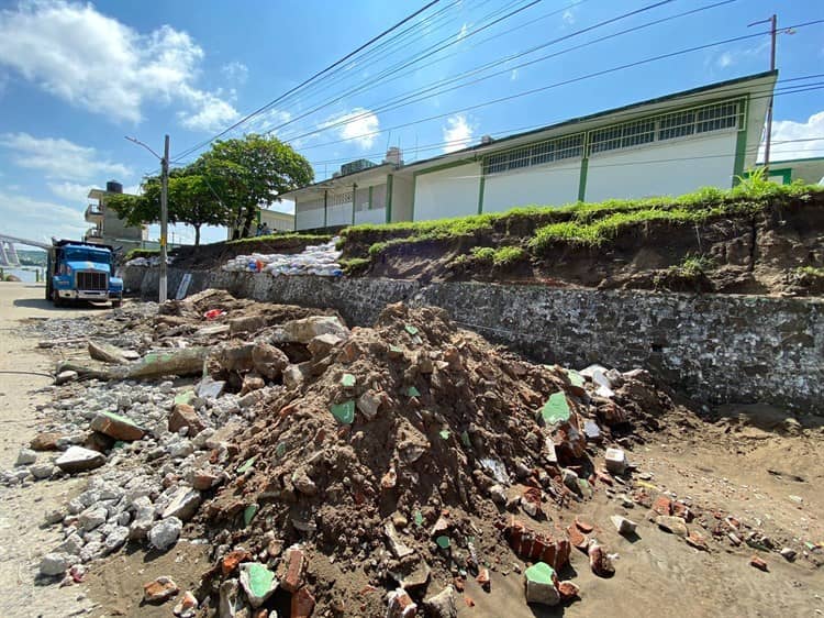 Colocarán malla provisional en primaria de Alvarado tras caer barda por lluvias