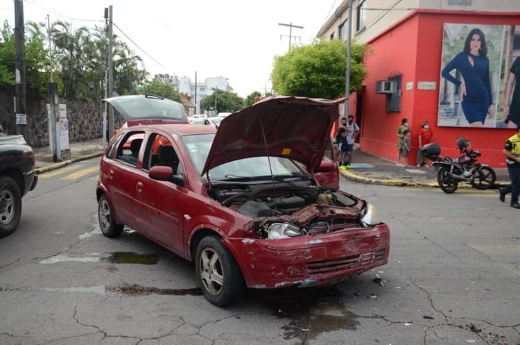 Video: Automovilistas chocan y uno se proyecta contra unidad estacionada en Veracruz