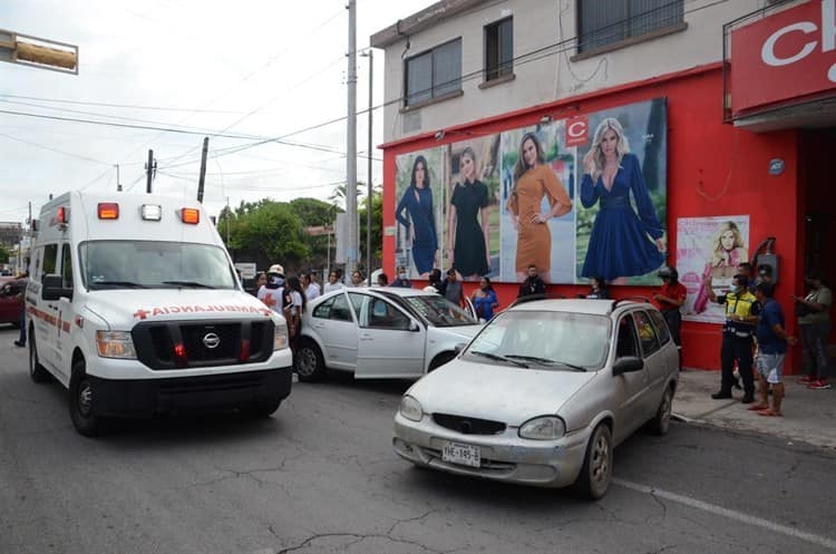 Video: Automovilistas chocan y uno se proyecta contra unidad estacionada en Veracruz