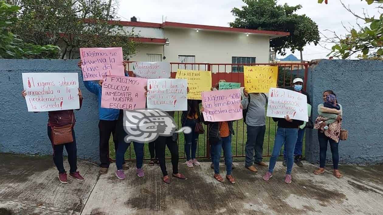 Padres De Familia Toman Primaria En Tenochtitlán Exigen Nuevo Director 5826