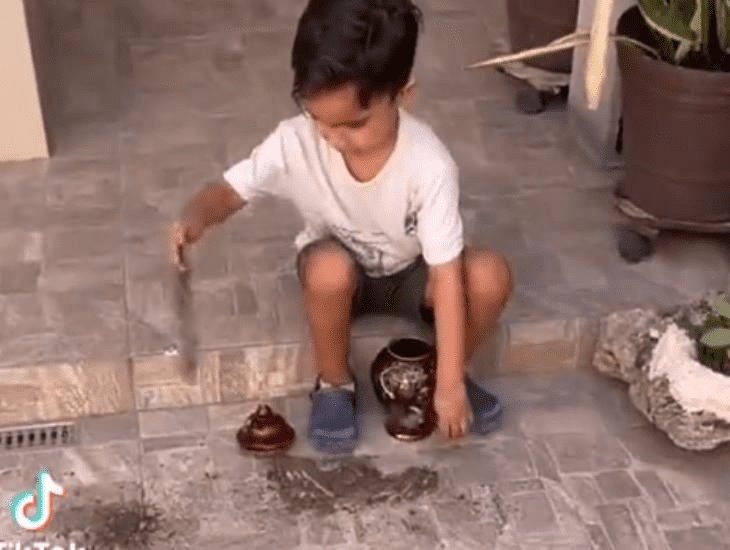 Video: Menor juega con las cenizas de su abuela y se vuelve viral en redes