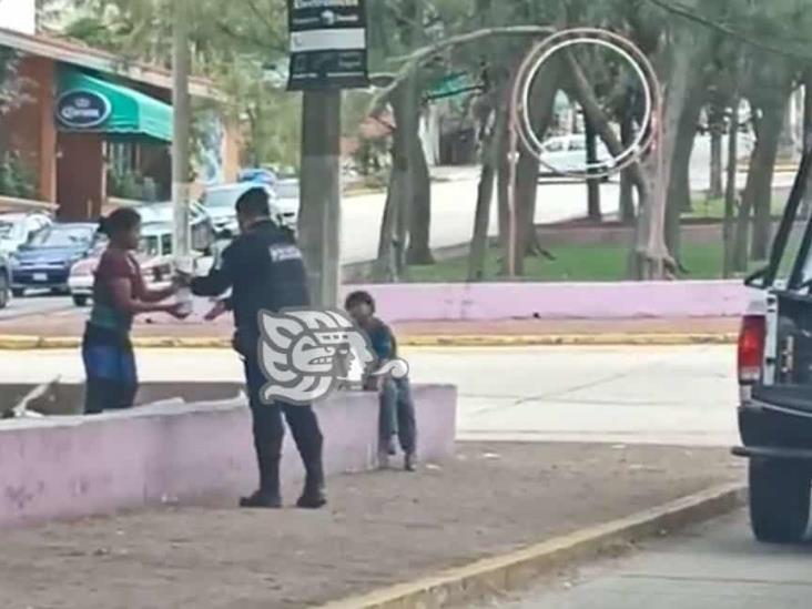 Policía ofrece comida a un par de menores en crucero de Coatzacoalcos (Video)