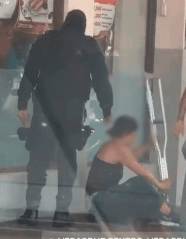 Denuncian presunta agresión a mujer discapacitada fuera de una tienda en Veracruz