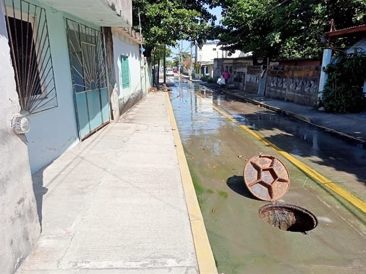 Vecinos en colonia de Veracruz viven entre aguas negras, urgen a Grupo MAS solución