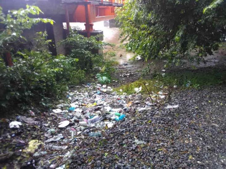 Fugas de agua y terrenos usados como basureros aquejan a vecinos de Boca y Medellín