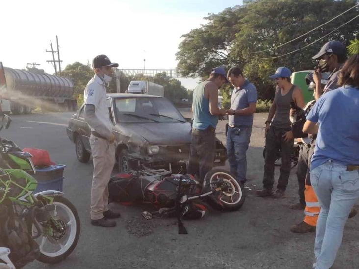 Motociclista se impacta contra auto rumbo a El Moralillo en Medellín de Bravo