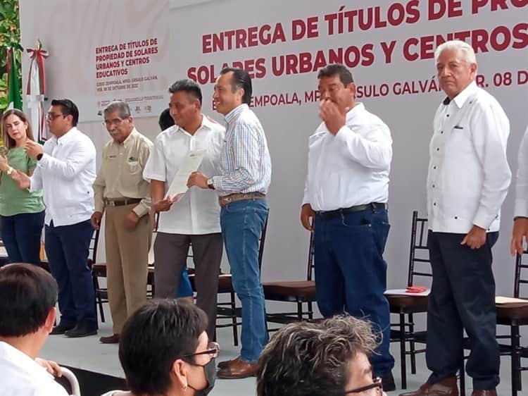 Entregan títulos de propiedad de centro educativos en Zempoala, Veracruz