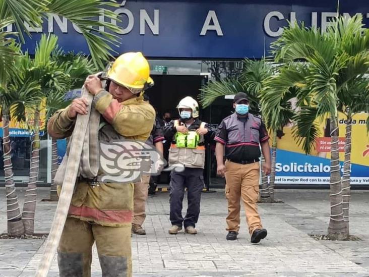 Conato de incendio en Plaza Urban Xalapa moviliza a Bomberos
