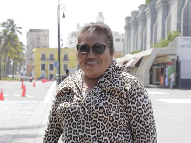 Nancy tiene 30 años vendiendo en el paso del Malecón de Veracruz