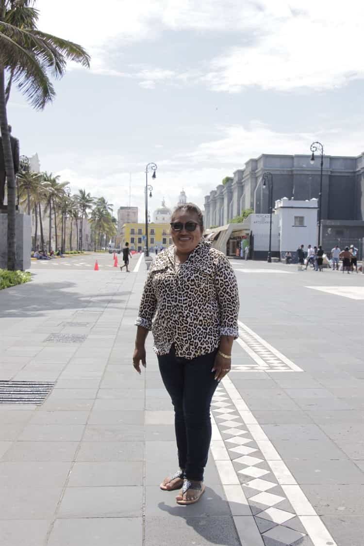 Nancy tiene 30 años vendiendo en el paso del Malecón de Veracruz