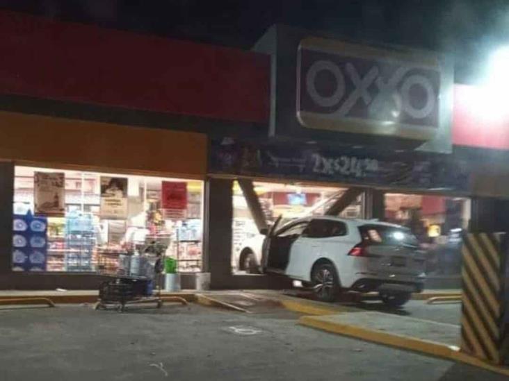 ¡Le aceleró! Camioneta se impacta contra tienda de conveniencia en Boca del Río