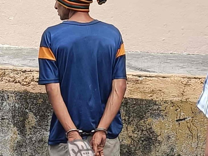 Hombre “jalonea” a menor de edad en Córdoba; policías lo capturan