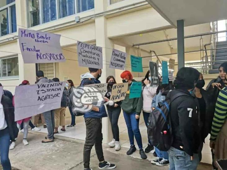 Estudiantes liberan instalaciones de Humanidades, en Xalapa