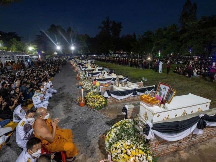 Despiden a niños víctimas de tiroteo en Tailandia
