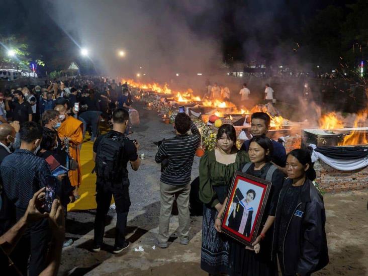 Despiden a niños víctimas de tiroteo en Tailandia