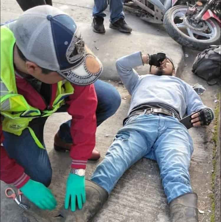 Camioneta embiste a motociclista que circulaba en sentido contrario en Coscomatepec
