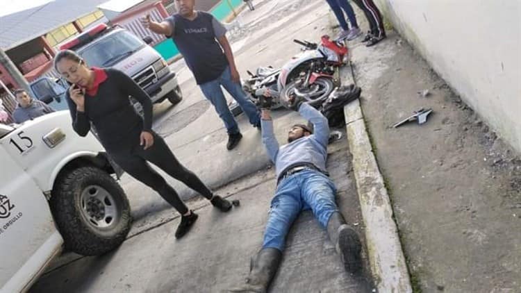 Camioneta embiste a motociclista que circulaba en sentido contrario en Coscomatepec