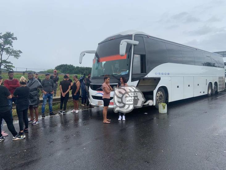 Cubanos se amotinan y retienen autobús en el sur de Veracruz