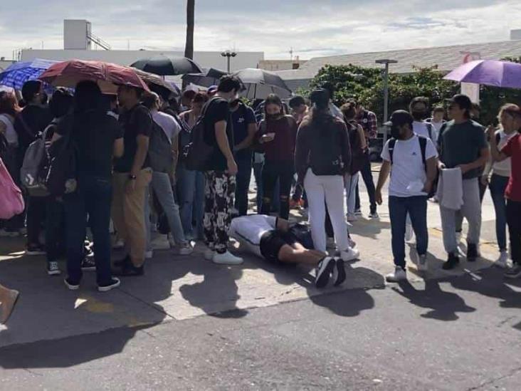 Aprovecha manifestación para hacer lagartijas en calles de Boca del Río (+Video)