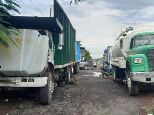 Taller mecánico obstruye la circulación de peatones en Veracruz, denuncian vecinos
