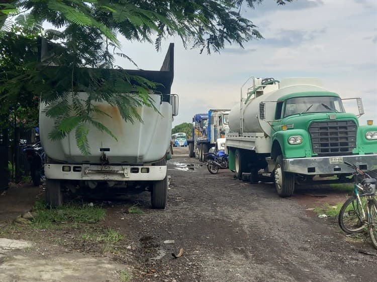 Taller mecánico obstruye la circulación de peatones en Veracruz, denuncian vecinos
