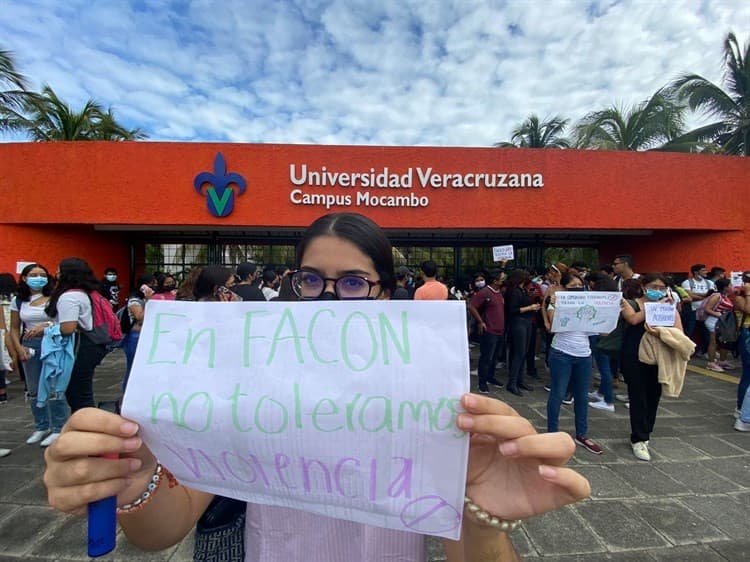 Alumnas de la UV campus Mocambo realizan paro de actividades (+Video)