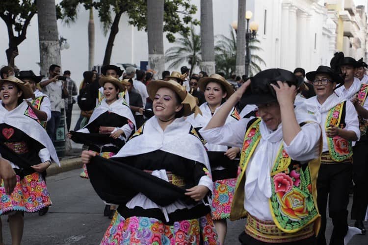 Realizan desfile del Festival Internacional del Folklore en Veracruz (+Video)