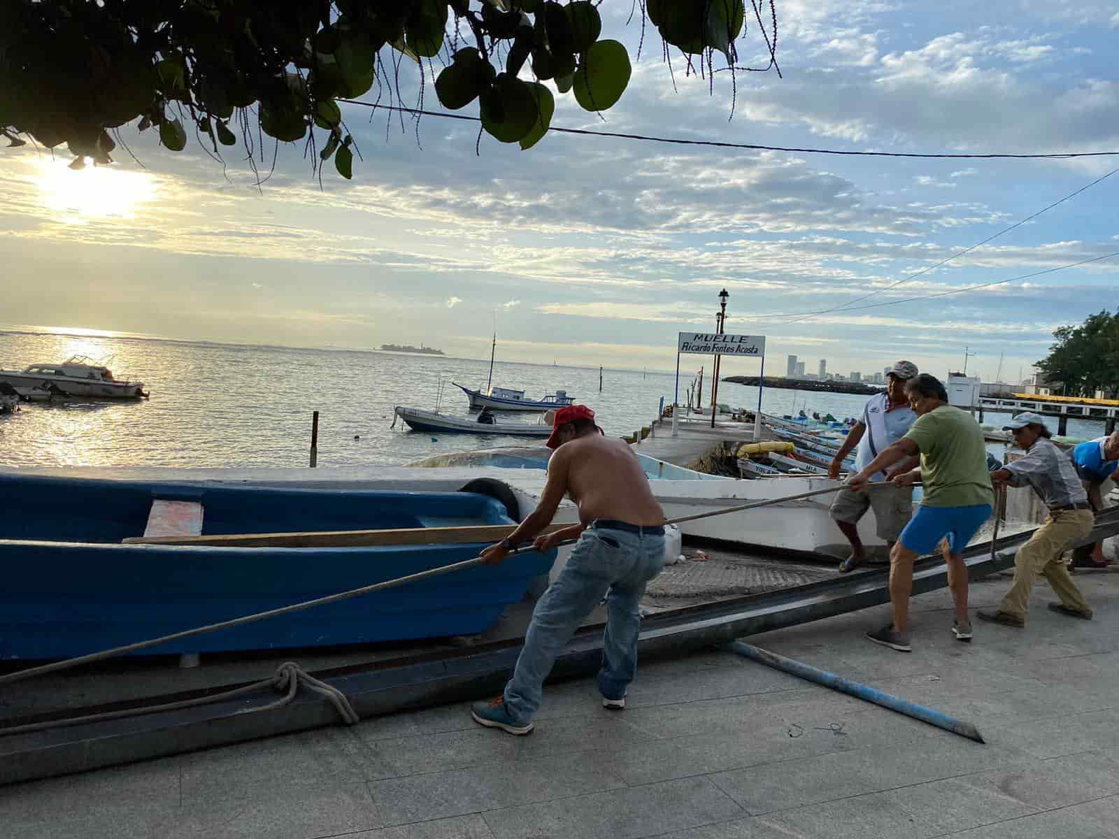 Pescadores de Veracruz afectados por frentes fríos que ingresan; disminuye compra de mariscos