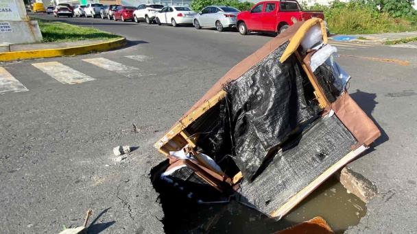 Enorme socavón Vecinos alertan con sillón de un hoyo en