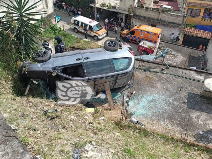 Camioneta cae sobre techo de vivienda en San Andrés Tlalnelhuayocan