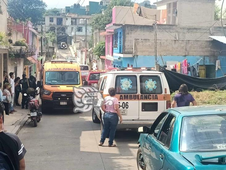 Camioneta cae sobre techo de vivienda en San Andrés Tlalnelhuayocan