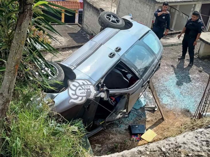 Camioneta cae sobre techo de vivienda en San Andrés Tlalnelhuayocan