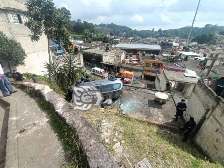 Camioneta cae sobre techo de vivienda en San Andrés Tlalnelhuayocan