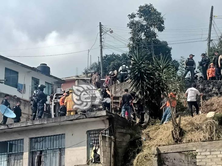 Camioneta cae sobre techo de vivienda en San Andrés Tlalnelhuayocan