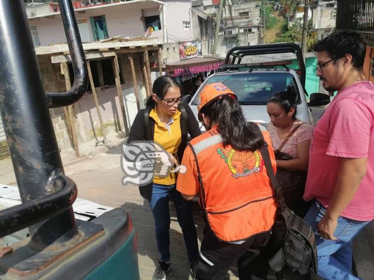 Camioneta cae sobre techo de vivienda en San Andrés Tlalnelhuayocan