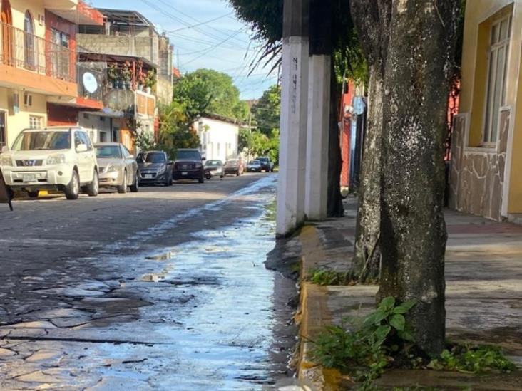 Reprochan en Misantla desinterés de CAEV por reparar fuga de agua