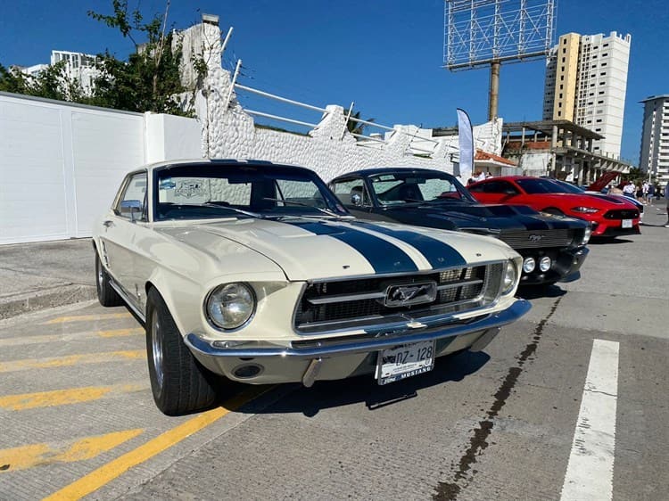 Exhiben 250 Mustang en el bulevar Vicente Fox en Boca del Río (+Video)