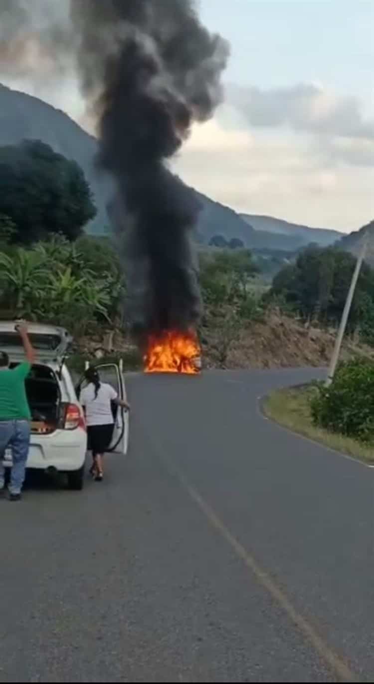 Se incendia auto en la carretera Tlaltetela – Xalapa
