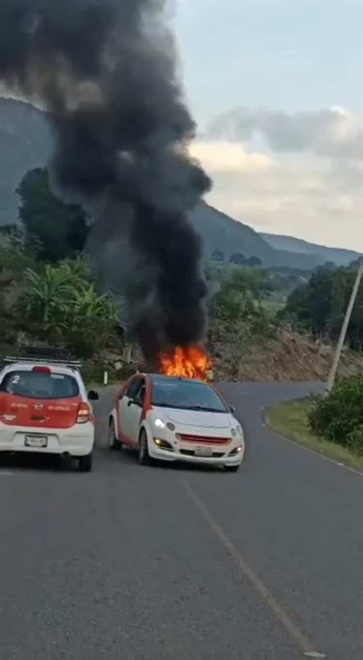 Se incendia auto en la carretera Tlaltetela – Xalapa