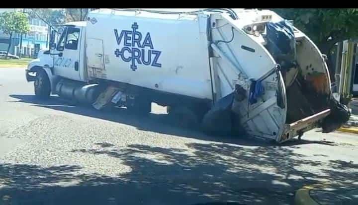 Cae camión de basura a enorme socavón en calles de Veracruz