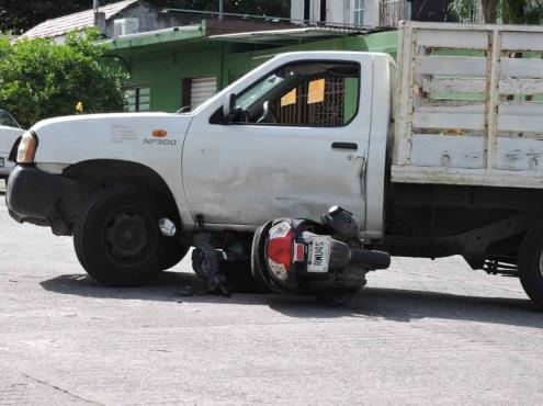 Jóvenes motociclistas se impactan contra camioneta en Tierra Blanca; hay 2 heridos