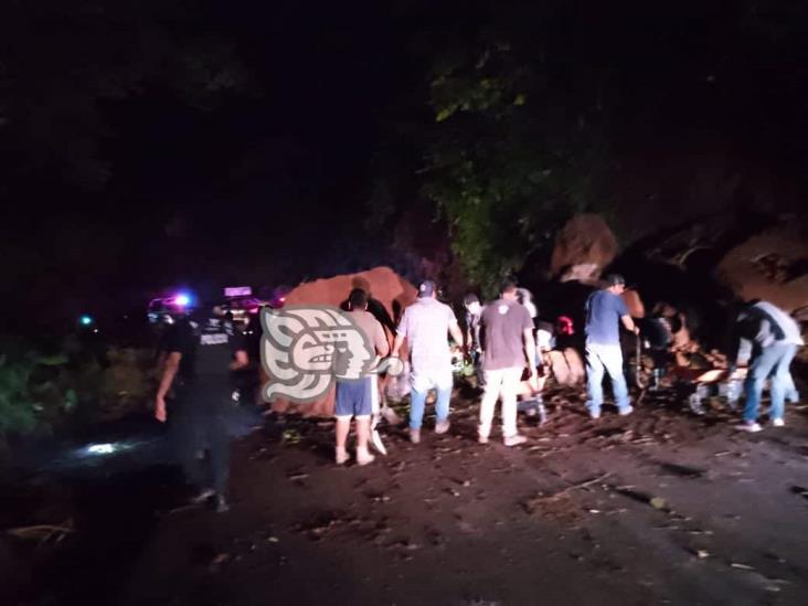 Rocas bloquearon la carretera estatal Misantla-Xalapa; la vía ya fue liberada