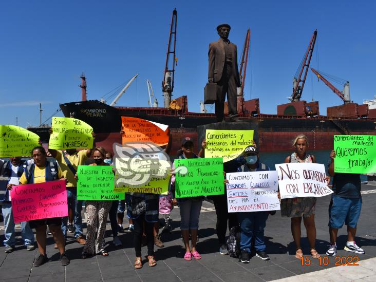 Ambulantes retirados del Malecón de Veracruz buscan por vía legal regresar a vender
