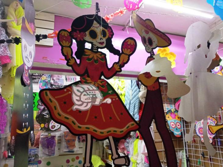 ¡Conservan tradición! Catrinas, cempasúchil y calaveritas adornan mercados de Xalapa