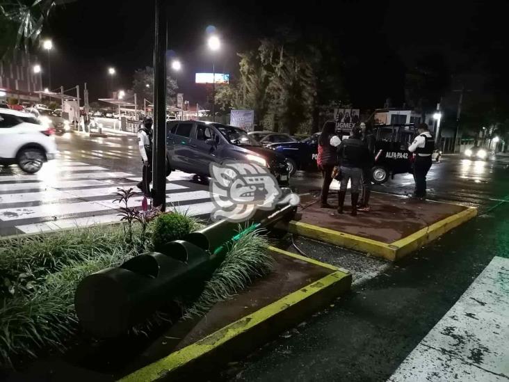 Camioneta pierde el control y derriba semáforo en Orizaba, no hubo lesionados